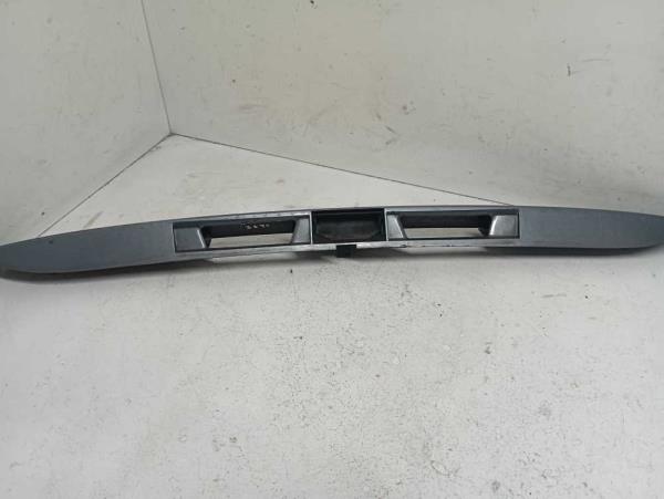 MOULURE HAYON AVEC POIGNEE CITROEN/PEUGEOT - Vue 2